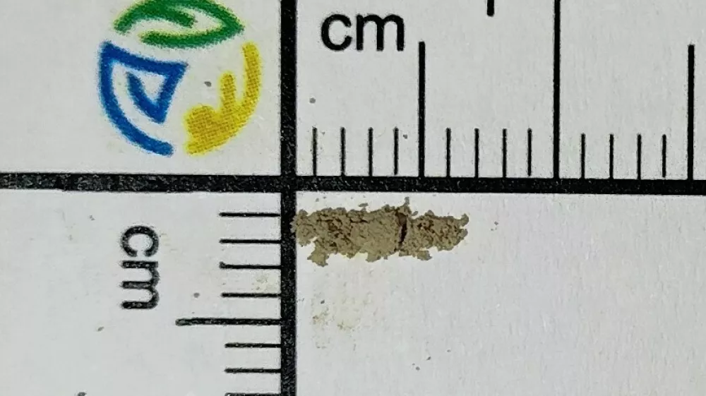 V vzorcu droge, kupljene na obrobju Ljubljane, so odkrili smrtonosno dozo fentanila. Ta je 50-krat potentnejši od heroina in lahko hitro privede do življenjsko ogrožujočega stanja. Zaradi depresije dihanja že ob zelo majhnih odmerkih.