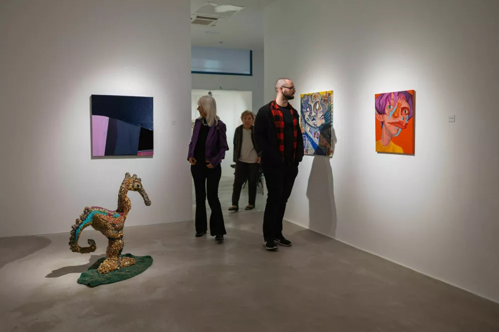 Prodajna razstava je na ogled v ljubljanski galeriji Bazato.  F Nejc Pernek