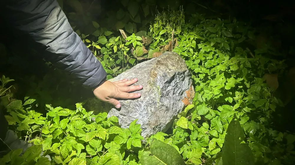 Porast vandalizma: Na tire nastavljajo kamenje, vozičke, prometne znake …