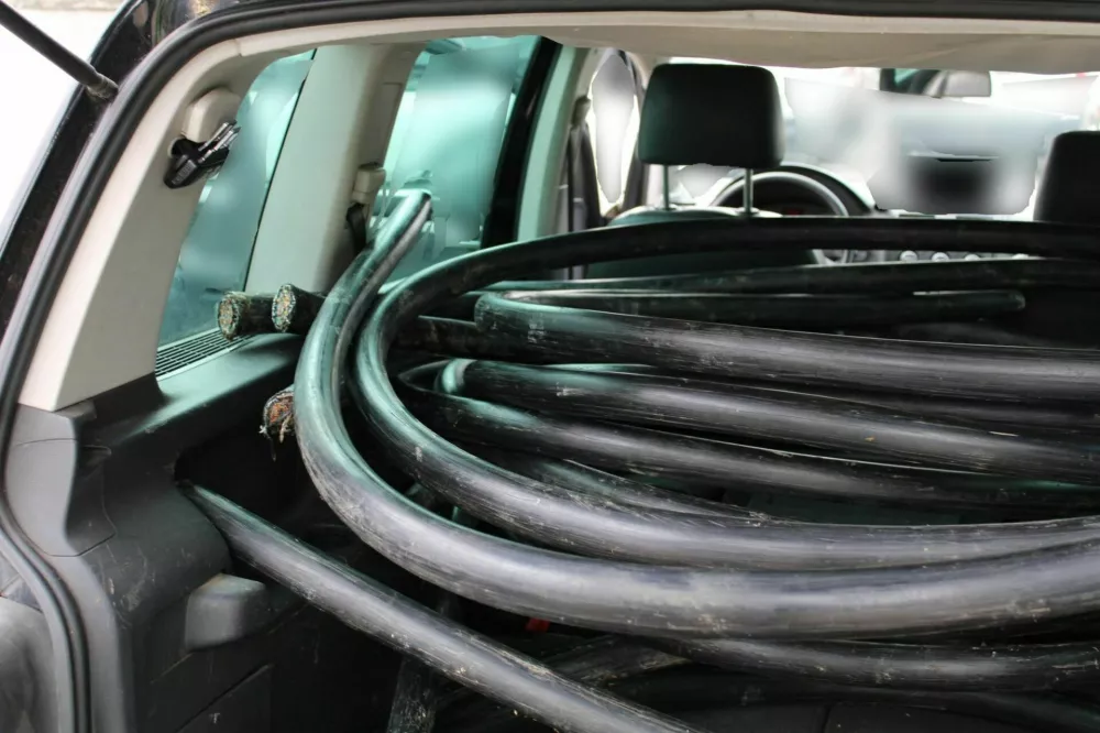 Porast vandalizma: Na tire nastavljajo kamenje, vozičke, prometne znake …