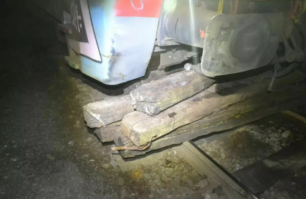 Porast vandalizma: Na tire nastavljajo kamenje, vozičke, prometne znake …