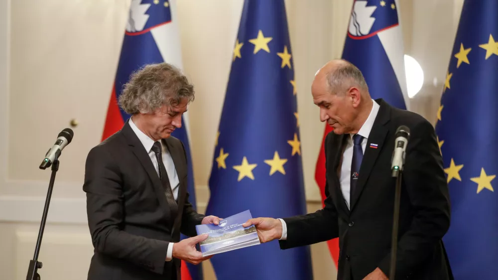 novi predsednik vlade dr. Robert Golob in dosedanji predsednik vlade Janez Jan&scaron;a- 01.06.2022 &ndash; Vlada RS - primopredaja poslov med dosedanjim predsednikom vlade Janezom Jan&scaron;o in novim predsednikom vlade dr. Robertom Golobom //FOTO: Luka Cjuha