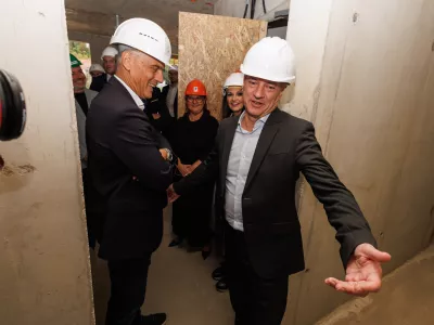 Lendava, Zupanciceva ulica.Regijski obisk vlade v Pomurju.Predsednik vlade Robert Golob in minister za solidarno prihodnost Simon Maljevac sta si ogledala gradbisca javnih najemnih stanovanj v Lendavi.
