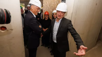 Lendava, Zupanciceva ulica.Regijski obisk vlade v Pomurju.Predsednik vlade Robert Golob in minister za solidarno prihodnost Simon Maljevac sta si ogledala gradbisca javnih najemnih stanovanj v Lendavi.