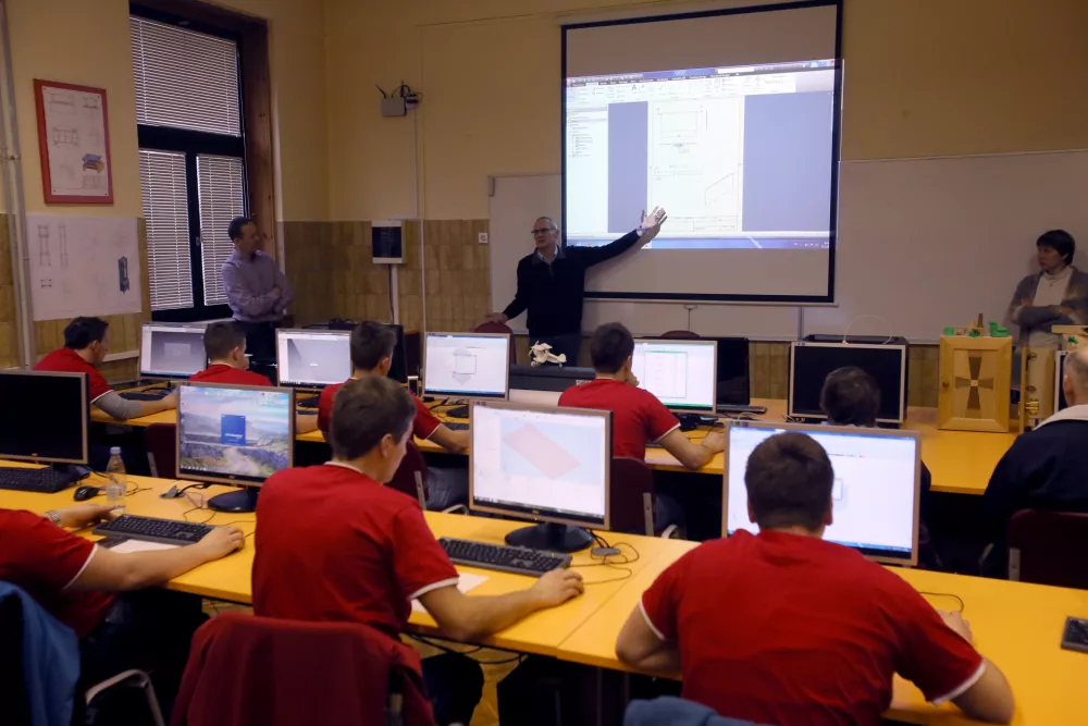 ﻿- učilnica - Srednja Lesarska šola, Aškerčeva cesta 1 v Ljubljani - - Informativni dnevi 2015 - informativni dan na fakultetah in srednjih šolah za bodoče študente in dijake - izobraževanje - šolstvo - študij - dijaki - študenti - //FOTO: Jaka Gasar / Foto: Jaka Gasar