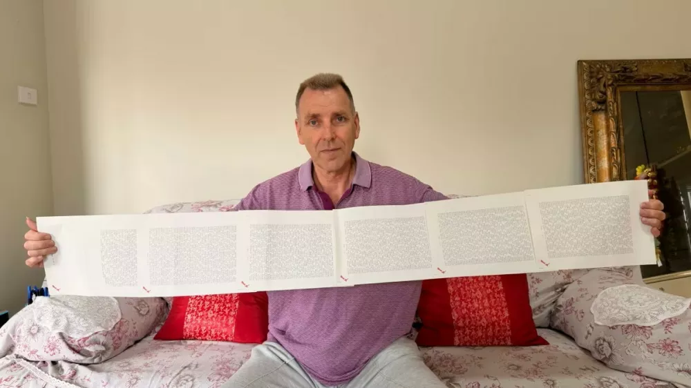 Laurence Watkins s svojim celotnim imenom, natipkanem na šestih listih. Guinnessova knjiga rekordov, najdaljše ime na svetu. Foto: osebni arhiv 