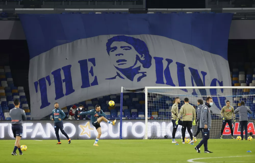 ﻿Soccer Football - Serie A - Napoli v AS Roma - Stadio San Paolo, Naples, Italy - November 29, 2020 A banner in memory of Diego Maradona is seen during the warm up before the match REUTERS/Ciro De Luca