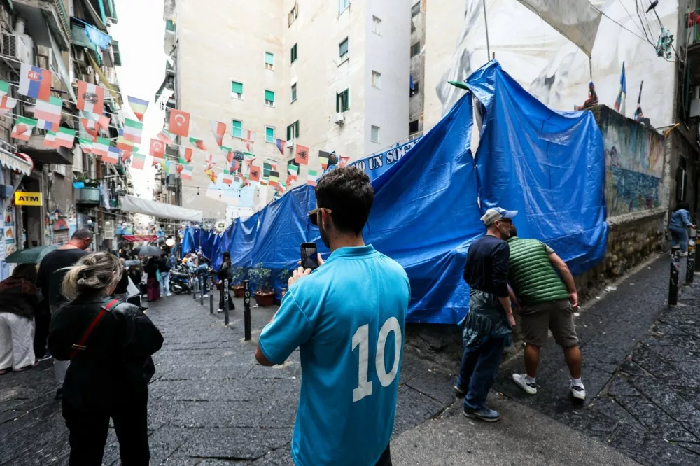 Protest at the Maradona mural in Naples Naples, October 15, 2025 Quartieri Spagnoli protest by parents in the Largo Maradona area following yesterday s seizure MuralesMAradona-16 Copyright: xAntonioxBalascox,Image: 1045742903, License: Rights-managed, Restrictions:, Model Release: no