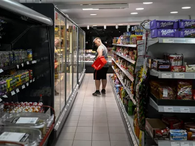 Trgovina atlasnakupovanježivilahranatrgovinetrgovcikošarica25.06.2025 - Nakupovanje ob nedeljah in praznikih, odprte trgovine. FOTO: Nik Erik Neubauer