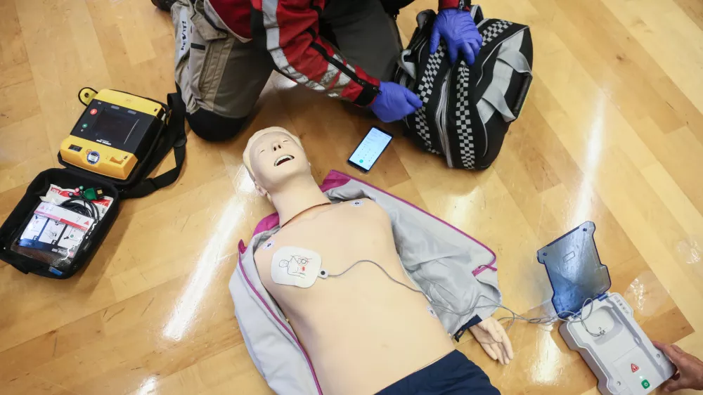 ﻿- oživljanje - simulacija dela zdravstvenega dispečerja in telefonskega vodenja skozi postopke oživljanja.- 16.10.2018 - Svetovni dan oživljanja 2018 - novinarska konferenc pod sloganom »Vsak Zemljan lahko reši življenje« v organizaciji SloRS - Slovenski reanimacijski svet pri Slovenskem združenju za urgentno medicino in Rdeči križ Slovenije. //FOTO: Luka Cjuha.