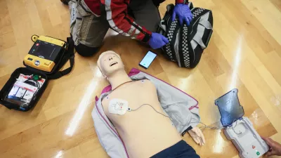 ﻿- oživljanje - simulacija dela zdravstvenega dispečerja in telefonskega vodenja skozi postopke oživljanja.- 16.10.2018 - Svetovni dan oživljanja 2018 - novinarska konferenc pod sloganom »Vsak Zemljan lahko reši življenje« v organizaciji SloRS - Slovenski reanimacijski svet pri Slovenskem združenju za urgentno medicino in Rdeči križ Slovenije. //FOTO: Luka Cjuha.