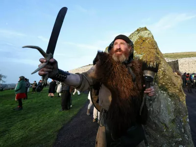 Tom King, the An Gobha (blacksmith) from Boyne Vally, welcomes winter solstice at the 5000-year-old stone age passage tomb of Newgrange in the Boyne Valley, in Newgrange, Ireland, December 21, 2024. REUTERS/Damien Eagers / Foto: Damien Eagers