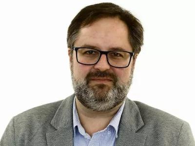 Aleš Gaube- Redakcija Dnevnik 2024 - portreti za komentarje in kolumne - kolumnisti - komentatorji – novinarji - portret //FOTO: Luka Cjuha / Foto: Luka Cjuha