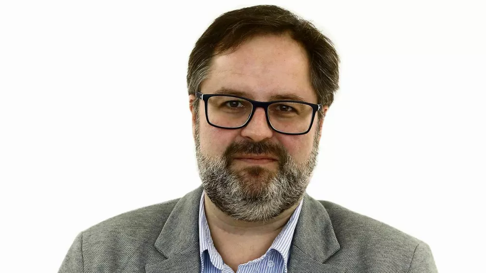 Aleš Gaube- Redakcija Dnevnik 2024 - portreti za komentarje in kolumne - kolumnisti - komentatorji – novinarji - portret //FOTO: Luka Cjuha / Foto: Luka Cjuha