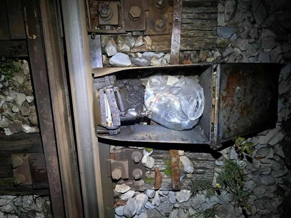 Namerna poškodba železniške infrastrukture - neznanec je prežagal zatič na kretniški ključavnici