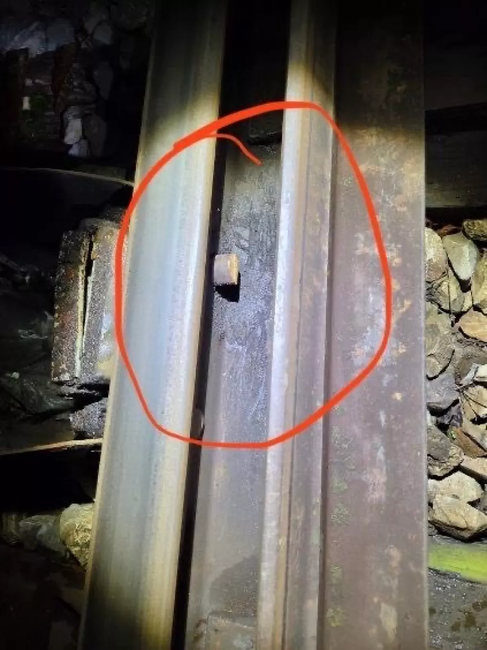 Namerna poškodba železniške infrastrukture - neznanec je prežagal zatič na kretniški ključavnici