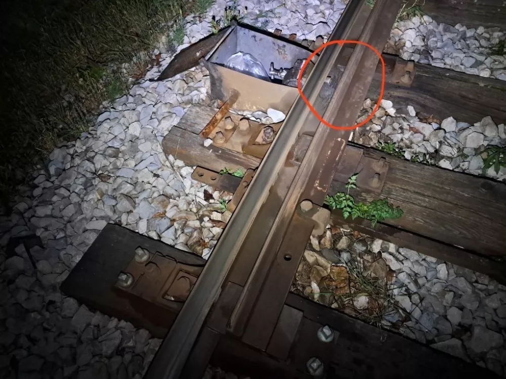 Namerna poškodba železniške infrastrukture - neznanec je prežagal zatič na kretniški ključavnici