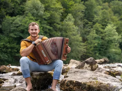 Anže Zavrl se bo Ljubljanskega maratona lotil s harmoniko Maratonika. Foto osebni arhiv