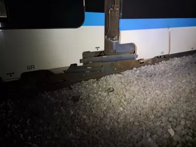 Jesenice.Na postajaliscu Vintgar se je sinoci iztiril potniski vlak na relaciji Nova Gorica-Jesenice. V casu dogodka sta bila na njem strojevodja in sprevodnik, ki se nista poskodovala. Nesreci je botrovala namerna poskodba infrastrukture, saj je neznanec prezagal zatic na kretniski kljucavnici.Foto: Slovenske zeleznice