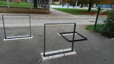 Železne ovire, pešpot, cona za pešce.