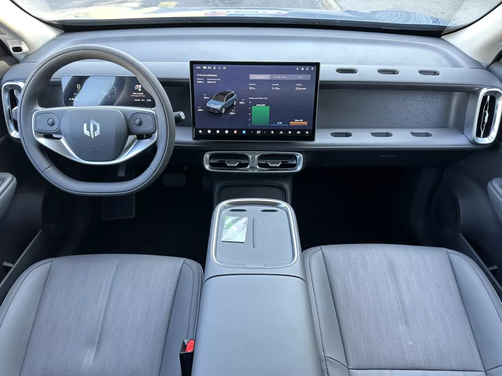 V notranjosti prevladujejo kakovostni, mehki materiali. / Foto: Matjaž Terzič