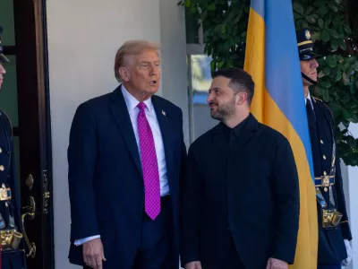 17 October 2025, US, Washington: US President Donald Trump (L) welcomes Ukrainian President Vladamir Zelensky ahead of their meeting at the White House. Photo: Andrew Leyden/ZUMA Press Wire/dpa