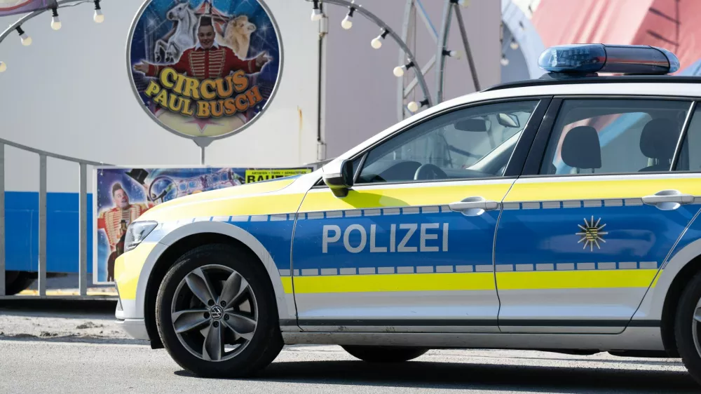 28 September 2025, Saxony, Bautzen: A police vehicle is parked in front of the Circus Paul Busch tent on Schuetzenplatz. An artist has died in an accident during a circus performance. Photo: Sebastian Kahnert/dpa