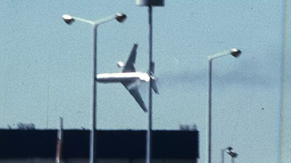 Slovita slika, ki jo je posnel amaterski fotograf v trenutku strmoglavljenja letala. / Foto: Profimedia