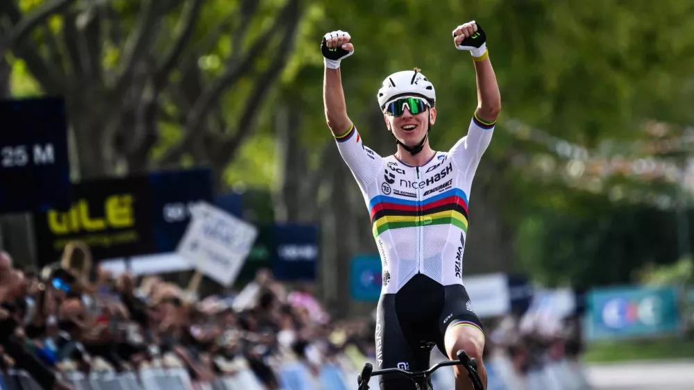 05 October 2025, France, Valence: Slovenian cyclist Tadej Pogacar celebrates as he wins the the men's Elite Road Race at the European Cycling Championship 2025 near Valence. Photo: Jeff Pachoud/AFP/dpa