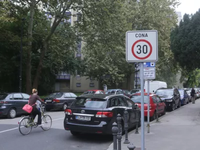 ﻿Cona 30 na Poljanski cesti v Ljubljani, kjer je celo območje omejene hitrosti na 30 km na urofoto: Bojan Velikonja