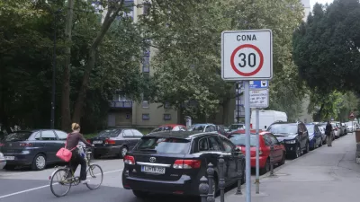 ﻿Cona 30 na Poljanski cesti v Ljubljani, kjer je celo območje omejene hitrosti na 30 km na urofoto: Bojan Velikonja
