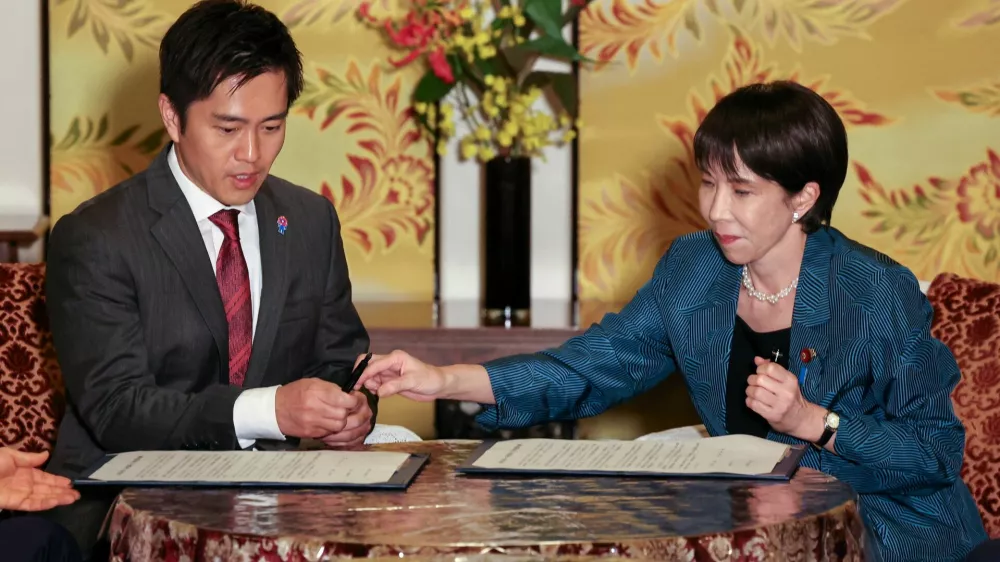 Leader of Japan's ruling Liberal Democratic Party (LDP) Sanae Takaichi and Hirofumi Yoshimura, leader the Japan Innovation Party, known as Ishin, sign a document on the coalition deal during a meeting at Japan's National Diet Building in Tokyo, Japan, October 20, 2025. REUTERS/Kim Kyung-Hoon