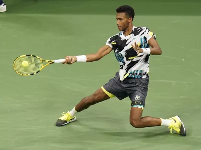 ﻿Felix Auger-Aliassime, of Canada, returns a shot to Andy Murray, of Great Britain, during the third round of the U.S. Open tennis championships, Thursday, Sept. 3, 2020, in New York. (AP Photo/Frank Franklin II)