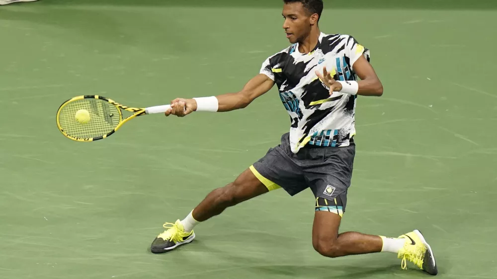﻿Felix Auger-Aliassime, of Canada, returns a shot to Andy Murray, of Great Britain, during the third round of the U.S. Open tennis championships, Thursday, Sept. 3, 2020, in New York. (AP Photo/Frank Franklin II)