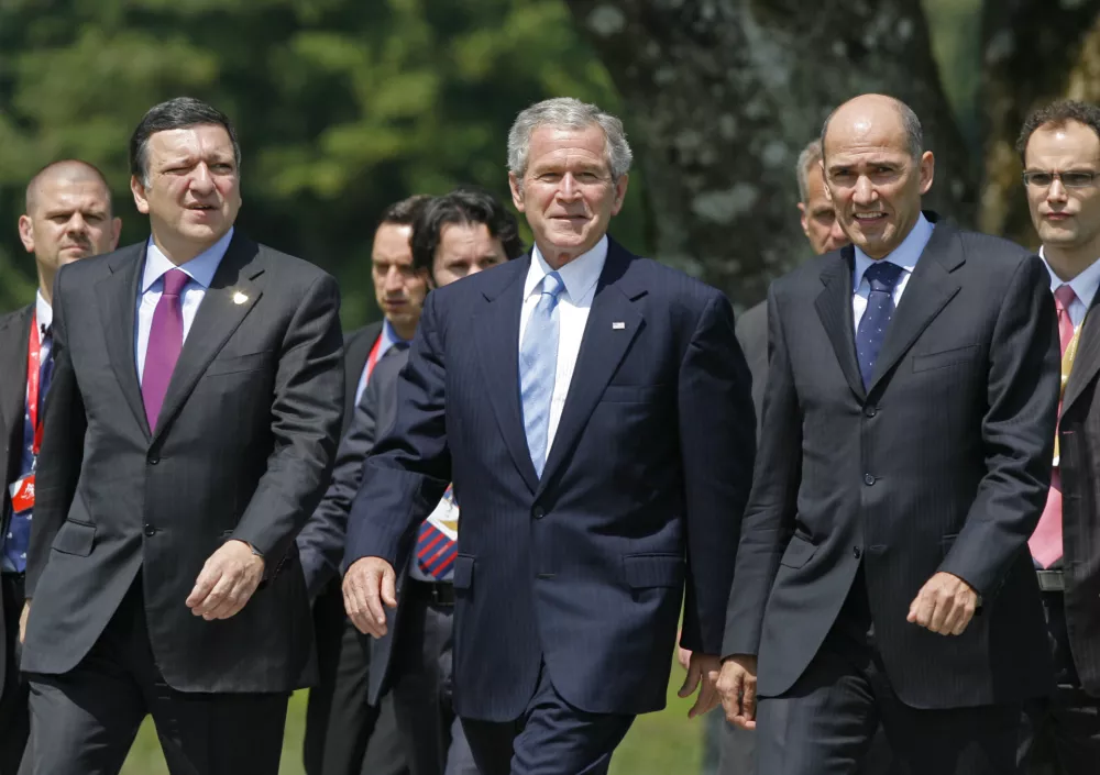 predsednik Evropske komisije Jose Manuel Barroso, ameriški predsednik George W. Bush in predsednik Evropskega sveta slovenski premier Janez Janša - Slovensko predsedovanje EU 2008: - Vrh EU - ZDA -, novinarska konferenca po plenarnem zasedanju - EU in ZDA so v sklepni izjavi vrha Iranu zagrozili s sprejemom dodatnih sankcij v okviru obstoječih resolucij ZN, če ne bo izpolnil vseh mednarodnih obveznosti v zvezi s svojim jedrskim programom. Izjava vrha med drugim omenjala tudi Kitajsko in jo pozvala, naj prevzame večjo vlogo pri soočanju z globalnimi izzivi, kot so podnebne spremembe.- Bush o Iranu: Zdaj je čas za močno diplomacijo proti Iranu, ki ne sme razviti jedrskega orožja/FOTO: Luka CjuhaOPOMBA: ZA OBJAVO V ČASOPISU DNEVNIK