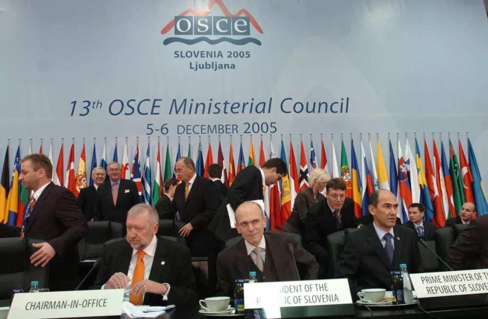 otvoritev - 13. Ministrski svet OVSE Slovenija 2005, predsedujoči OVSE Dimitrij Rupel, predsedik RS Janez Drnovšek in predsednik vlade RS Janez Janša,  Organizacija za varnost in sodelovanje v Evropi (OVSE), Ljubljana - Slovensko predsedovanje OVSE 2005, //FOTO: Luka CjuhaOPOMBA: ZA OBJAVO V ČASOPISU DNEVNIK