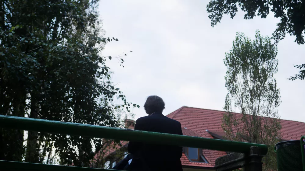 ﻿simbolična fotografijaosamljenost, depresija, označevanje, občutek krivde, rasno razlikovanje rasizem, delitev ljudi, foto: Bojan Velikonja