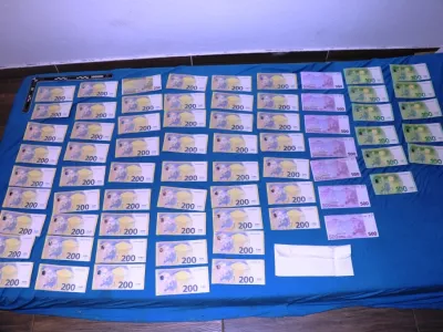 Pri osumljencih so našli velike količine gotovine. F Policija