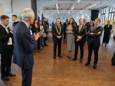 Za Tino Gaber Golob so naporni dnevi, družila se je s pomembnimi politiki, okrcala slovenske čebelarje in hrvaškim medijem razkrila, da odhajata z možem Robertom na dopust v Afriko. 