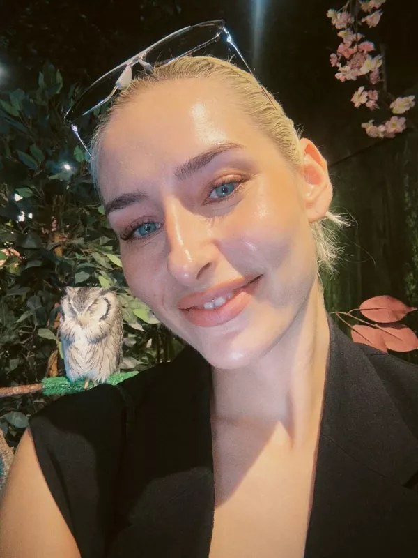 Raiven, ki bo mimogrede jutri prepevala v Cankarjevem domu, kljub prašičke in tudi zaradi njih rada hodi na Japonsko. Čeprav se zdi, da zadaj na sliki vidimo sovo....