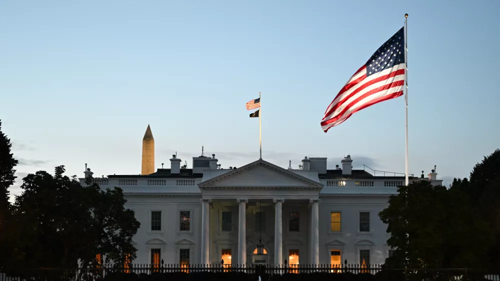 20 October 2025, US, Washington: A general view of the White House during sunrise in Washington. Photo: Lukas Coch/AAP/dpa