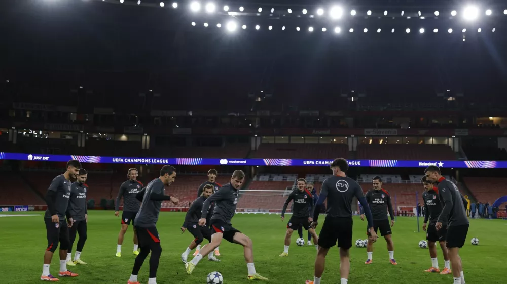 Soccer Football - UEFA Champions League - Atletico Madrid Training - Emirates Stadium, London, Britain - October 20, 2025 Atletico Madrid's Alexander Sorloth during training with teammates Action Images via Reuters/Andrew Couldridge