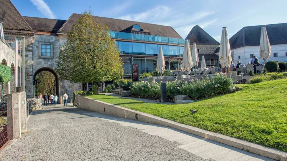 Grajsko dvorišče bodo prenovili