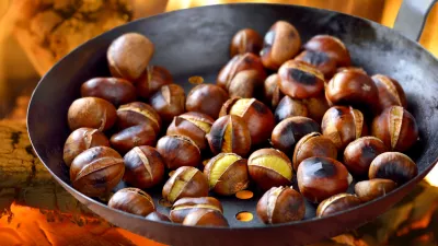 Roasting chestnuts in a special pan over an open fire / Foto: Kabvisio