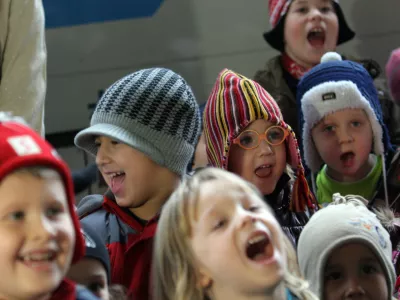 decembrski pravljični vlak  - predstava ob začetku obratovanja decembrskega pravljičnega vlaka Slovenskih železnic z mladinskim pisateljem in pravljičarjem Francijem Rogačem ter Pravljičnimi vilami.  //FOTO: Luka Cjuha / Foto: Luka Cjuha