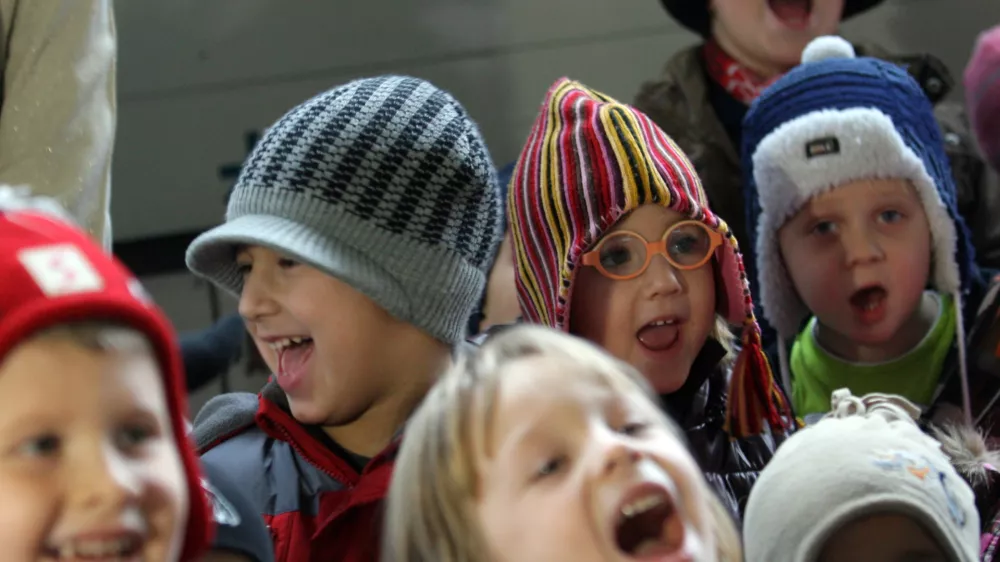 decembrski pravljični vlak  - predstava ob začetku obratovanja decembrskega pravljičnega vlaka Slovenskih železnic z mladinskim pisateljem in pravljičarjem Francijem Rogačem ter Pravljičnimi vilami.  //FOTO: Luka Cjuha / Foto: Luka Cjuha