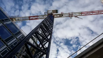 - Gradbeništvo, gradbeni delavci, simbolična fotografija, žerjav, - 29.01.2025. - Vodeni ogled gradnje poslovno stanovanjskega objekta Vilharia, ki ga gradi podjetje Corwin iz Slovaške.//FOTO: Bojan Velikonja