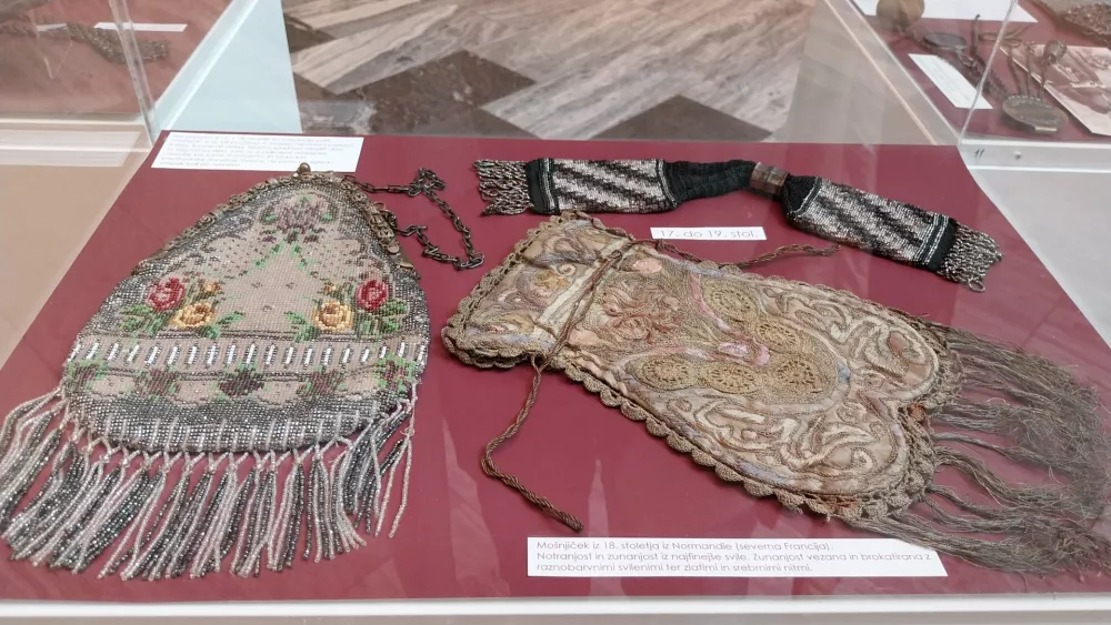 Desno mo&scaron;njiček iz 18 stoletje (Normandija), ki je izdelan iz najfinej&scaron;e svile. 