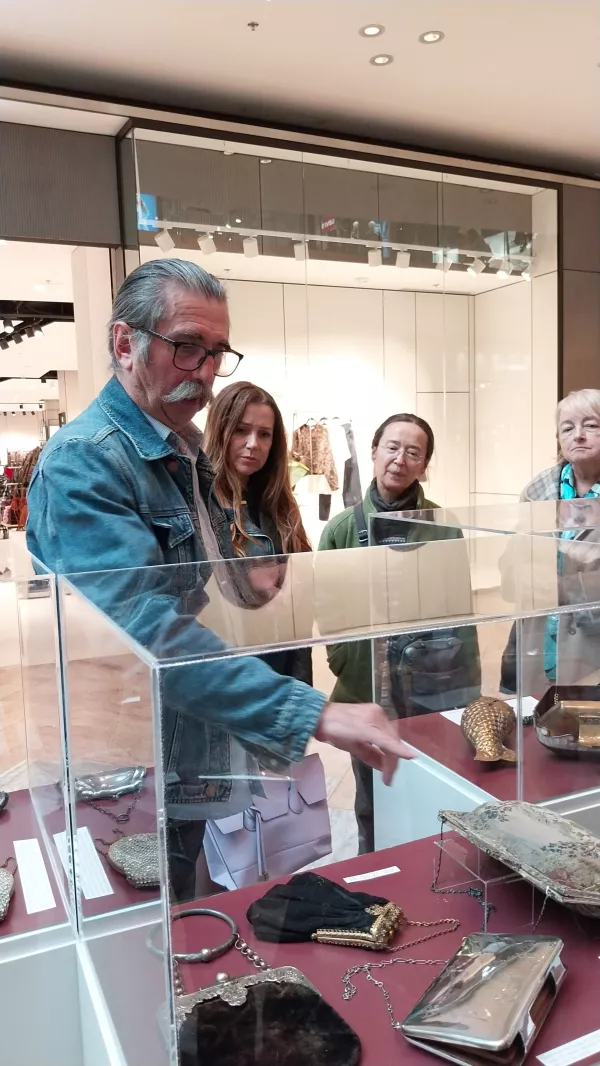 Slobodan Simič &ndash; Sime je obiskovalce nakupovalnega centra popeljal po svoji razstavi. 