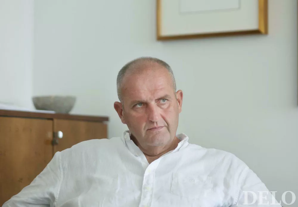 Neodgovorno dejanje v škodo zdravstva: Bi brivcu pustili, da vam izpuli zob?